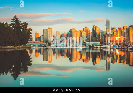 Schöne Aussicht auf die Skyline von Vancouver mit Stanley Park am Sonnenuntergang, Britisch-Kolumbien, Kanada Stockfoto