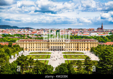 Schöne Aussicht auf den berühmten Schloss Schönbrunn mit großen Parterres Garten in Wien, Österreich