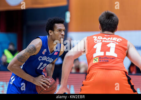 ZAGREB, KROATIEN - 15. Dezember 2017: HT Premijer Liga KK Cedevita vs KK Cibona Zagreb. Cleveland Hubert Melvin III (12) Stockfoto