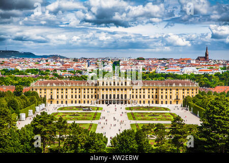 Schöne Aussicht auf den berühmten Schloss Schönbrunn mit großen Parterres Garten in Wien, Österreich Stockfoto