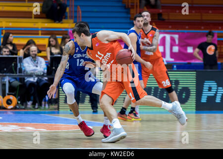 ZAGREB, KROATIEN - 15. Dezember 2017: HT Premijer Liga KK Cedevita vs KK Cibona Zagreb. Karlo Zganec (11) Stockfoto