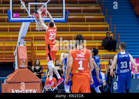 ZAGREB, KROATIEN - 15. Dezember 2017: HT Premijer Liga KK Cedevita vs KK Cibona Zagreb. Ivan Ramljak (27) Slam Dunk Stockfoto