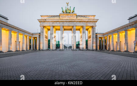 Klassische Panoramablick auf das historische Brandenburger Tor, Deutschlands berühmteste Sehenswürdigkeit und ein nationales Symbol, nach Sonnenuntergang Dämmerung Dämmerung, Berlin Stockfoto