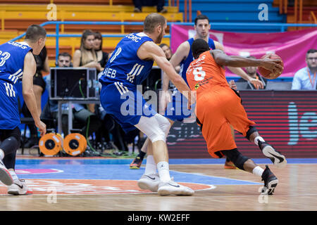 ZAGREB, KROATIEN - 15. Dezember 2017: HT Premijer Liga KK Cedevita vs KK Cibona Zagreb. Demetris Nichols (8) Stockfoto