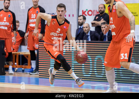 ZAGREB, KROATIEN - 15. Dezember 2017: HT Premijer Liga KK Cedevita vs KK Cibona Zagreb. Filip Kruslin (2) Stockfoto