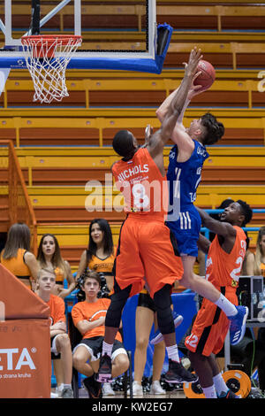 ZAGREB, KROATIEN - 15. Dezember 2017: HT Premijer Liga KK Cedevita vs KK Cibona Zagreb. Karlo Uljarevic (2) und Demetris Nichols (8) Stockfoto