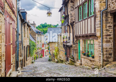 Schöne Aussicht auf die malerische enge Gasse mit historischen, traditionellen Häusern und gepflasterten Straße in eine alte Stadt in Europa mit blauem Himmel und Wolken im Sommer Stockfoto