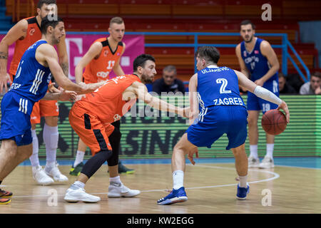 ZAGREB, KROATIEN - 15. Dezember 2017: HT Premijer Liga KK Cedevita vs KK Cibona Zagreb. Ante Gospic (22), Roko Leni Ukic (1) Stockfoto