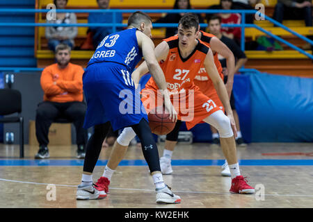 ZAGREB, KROATIEN - 15. Dezember 2017: HT Premijer Liga KK Cedevita vs KK Cibona Zagreb. Marko Tomas (33) und Ivan Ramljak (27) Stockfoto