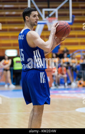 ZAGREB, KROATIEN - 15. Dezember 2017: HT Premijer Liga KK Cedevita vs KK Cibona Zagreb. Ivan Novacic (15) Stockfoto