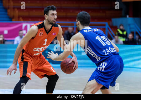 ZAGREB, KROATIEN - 15. Dezember 2017: HT Premijer Liga KK Cedevita vs KK Cibona Zagreb. Roko Leni Ukic (1) und Domagoj Bosnjak (19) Stockfoto