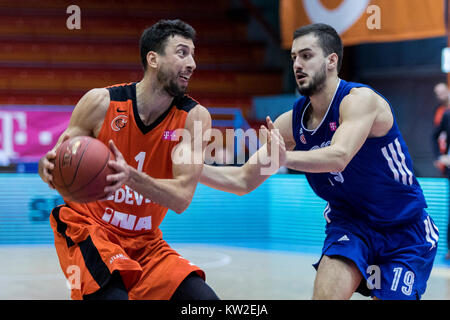 ZAGREB, KROATIEN - 15. Dezember 2017: HT Premijer Liga KK Cedevita vs KK Cibona Zagreb. Roko Leni Ukic (1) und Domagoj Bosnjak (19) Stockfoto