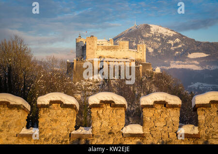 Klassische Ansicht der berühmten Festung Hohensalzburg in der historischen Stadt Salzburg beleuchtet in wunderschönen goldenen Abendlicht mit blauem Himmel während Chris Stockfoto