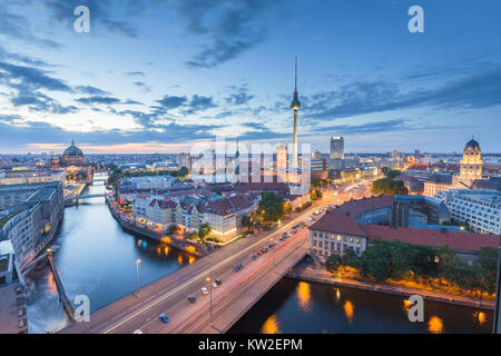 Klassische Luftaufnahme des Berliner Skyline mit berühmten Fernsehturm und Spree in schönen Post Sonnenuntergang Dämmerung während der Blauen Stunde in der Dämmerung mit dramatischen cl Stockfoto
