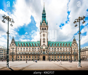 Schönen Blick auf die berühmte Hamburger Rathaus mit dramatische Wolken und blauer Himmel am Marktplatz in der Nähe von Lake Binnenalster in Altstadt Viertel, Hamburg, Ger Stockfoto