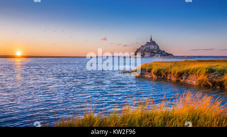 Panoramablick auf den berühmten Le Mont Saint Michel tidal Island in wunderschönen goldenen Abendlicht bei Sonnenuntergang im Sommer, Normandie, Frankreich Stockfoto