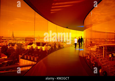 Besucher genießen die Rainbow Panorama von Aarhus im Kunstmuseum Aros. Das Museum ist die am zweithäufigsten in Dänemark besucht. Stockfoto