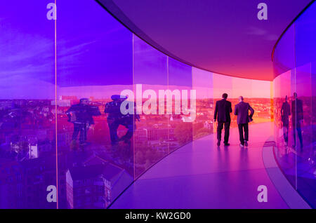 Besucher genießen die Rainbow Panorama von Aarhus im Kunstmuseum Aros. Das Museum ist die am zweithäufigsten in Dänemark besucht. Stockfoto