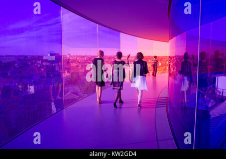 Besucher genießen die Rainbow Panorama von Aarhus im Kunstmuseum Aros. Das Museum ist die am zweithäufigsten in Dänemark besucht. Stockfoto