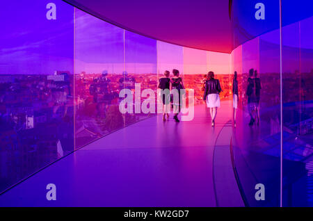 Besucher genießen die Rainbow Panorama von Aarhus im Kunstmuseum Aros. Das Museum ist die am zweithäufigsten in Dänemark besucht. Stockfoto