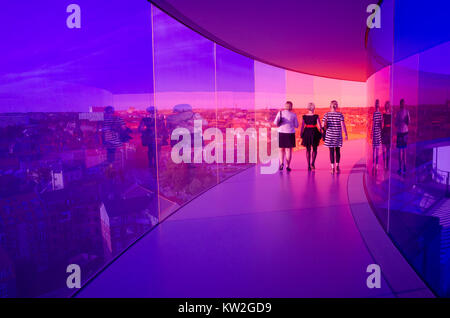 Besucher genießen die Rainbow Panorama von Aarhus im Kunstmuseum Aros. Das Museum ist die am zweithäufigsten in Dänemark besucht. Stockfoto