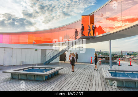 Die Teilnehmer der Konferenz mischen sich unter dem Regenbogen panorama auf dem Dach von Kunstmuseum Aros. Das Museum ist die am zweithäufigsten in Dänemark besucht. Stockfoto