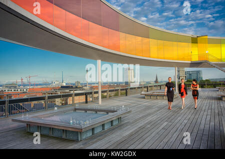 Die Teilnehmer der Konferenz mischen sich unter dem Regenbogen panorama auf dem Dach von Kunstmuseum Aros. Das Museum ist die am zweithäufigsten in Dänemark besucht. Stockfoto