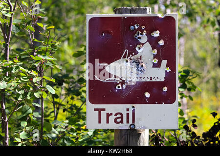 Nahaufnahme von einem Schuss bis trail Zeichen im Sommer. Stockfoto