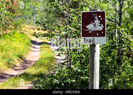 Ein Schuß bis trail Zeichen mit einer Straße in der Ferne. Stockfoto