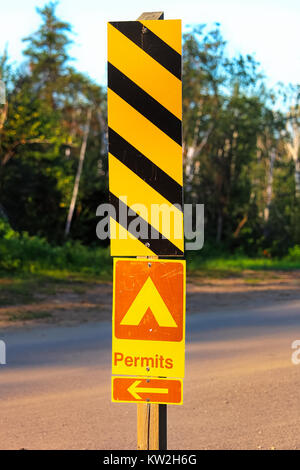 Ein ermöglicht die Zeichen mit einem Pfeil auf einem Campingplatz. Stockfoto