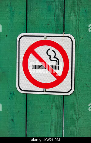 Rauchen verboten Schild auf grünem Holz- Hintergrund. Stockfoto