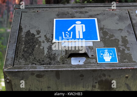 Nahaufnahme eines Bären Nachweis Müllcontainer Verriegelung und unterzeichnen. Stockfoto