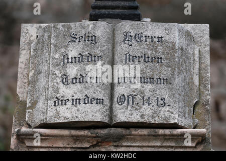 Auf einem Grabstein an der alten Templer Friedhof in Emek Refaim Straße in der deutschen Kolonie oder HaMoshava HaGermanit eine Nachbarschaft, in der zweiten Hälfte des 19. Jahrhunderts von Mitgliedern der deutschen Tempel Gesellschaft, die einer protestantischen Sekte wurden mit Wurzeln in der pietistischen Bewegung der Lutherischen Kirche niedergelassen Epitaph. West Jerusalem Israel Stockfoto