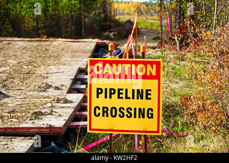 Nahaufnahme eines Vorsicht pipeline Kreuzung unterzeichnen. Stockfoto