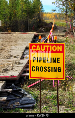 Nahaufnahme eines Vorsicht pipeline Kreuzung unterzeichnen. Stockfoto
