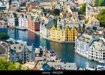 Alesund, Norwegen - 26 Juli, 2013: Blick über den zentralen Teil der Stadt mit historischen im Stil der Art Nouveau Architektur, in der der größte Teil der Stadt wieder aufgebaut nach einem war Stockfoto