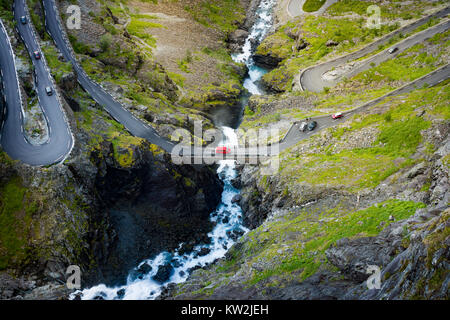 Trollstigen Mountain Road. Brücke über den Fluss mit Wasserfall. Autos auf Serpentine. Auto Reisen in Norwegen, Europa, Skandinavien Stockfoto