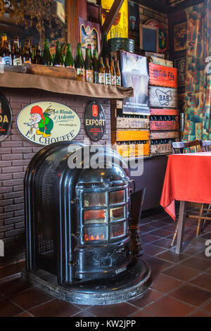 Alten Kohleofen in der Taverne Kroegske, Belgische Café - Restaurant im Dorf Emelgem, Izegem, Westflandern, Belgien Stockfoto