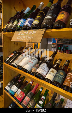 Sortiment von Bier Flaschen belgische und internationale Biere im Pub in Flandern, Belgien Stockfoto