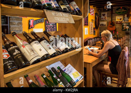 Bierflaschen an belgischen Bieren auf Anzeige im Bistro Nieuwege, flämische Brasserie im Dorf Varsenare, Jabbeke, Westflandern, Belgien Stockfoto