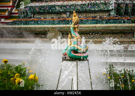 Dekorative Springbrunnen, Wat Arun, Tempel der Morgenröte, Bangkok, Thailand. Stockfoto