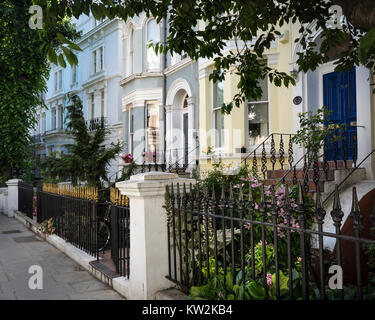 Bunte Häuser auf Elgin Crescent, Notting Hill in London im Sommer Stockfoto