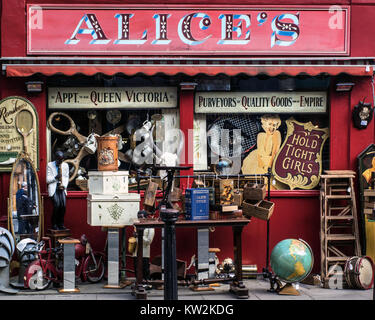 Alice's Antique Shop auf der Portobello Road, London Stockfoto