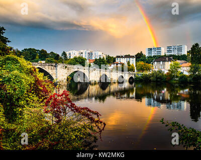 Regenbogen über dem Fluss Vienne nach einem heftigen Sturm vorbei Limoges, Frankreich Stockfoto
