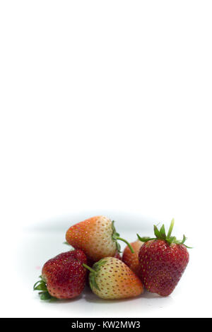 Erdbeeren und Kirschen Rot auf Weiß isolieren, Frontansicht isoliert weiß. Stockfoto