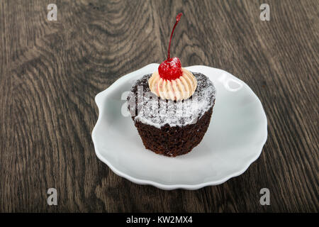 Chocolate Cupcake mit Cherry Stockfoto