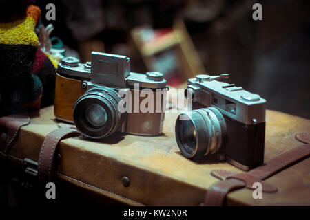 Alten retro Kameras auf vintage Koffer Stockfoto