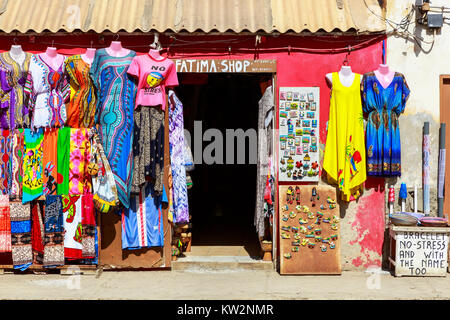 Touristische style Shop Verkauf von Kleidung und Kühlschrank Magnete, Santa Maria, Sal, Salina, Kap Verde, Afrika Stockfoto