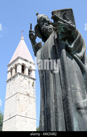 Glockenturm und die Statue von Grgur Ninski in Split, Kroatien Stockfoto