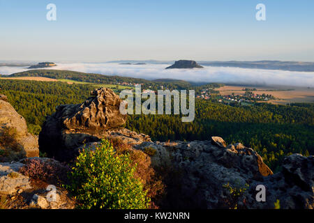 Die Festung von König Stein und Lily Stein, Ansicht des Papstes Stein, Elbsandsteingebirge, Festung Königstein und Lilienstein, Ansicht vom Papststein Stockfoto